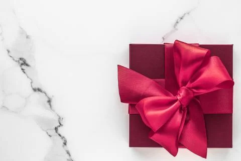 Gift boxes on marble background, holiday flatlay Foto stock