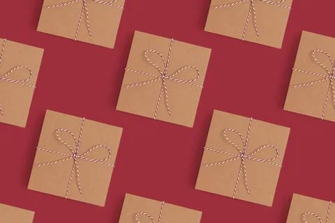 Gift boxes pattern on a red background. Foto stock