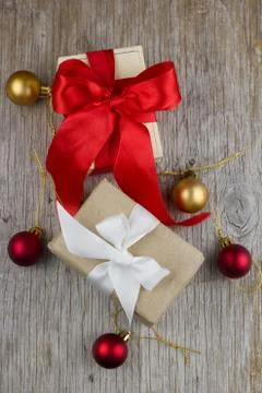 Gift boxes with red and white satin ribbons  on the wooden table Foto stock