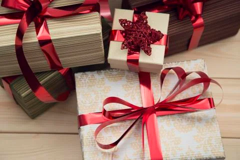 Gift boxes with red ribbons Foto stock