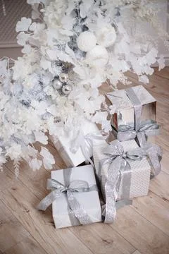 Gift boxes under the Christmas tree, Christmas decorations for the home, Sant Foto stock