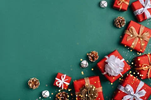 Gift boxes with white and brown bows on a green backdrop. Foto stock