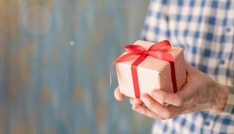 Gift in craft packaging and tools in the hands of Father's Day, give, a gif.. Foto stock