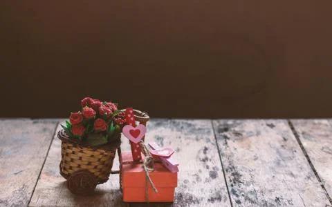 Gift with flowers on the table. Foto stock