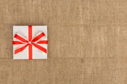Gift lying on sacking 库存照片
