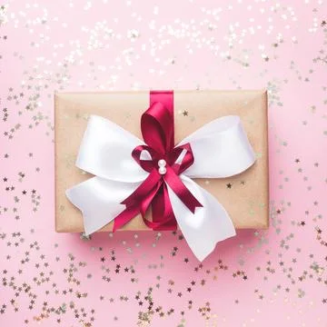 Gift or present box with a big bow on a pink table top view. Flatlay compos.. 스톡 사진