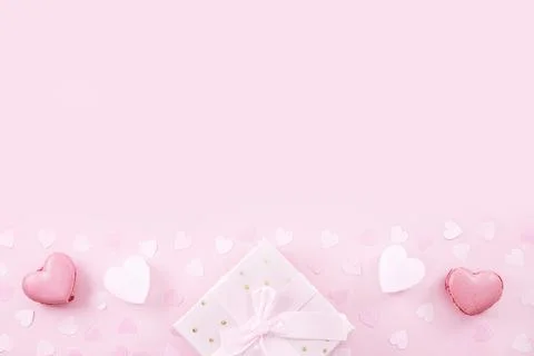 Gift or present box macaron or macaroon confetti on pink background top view. Foto stock