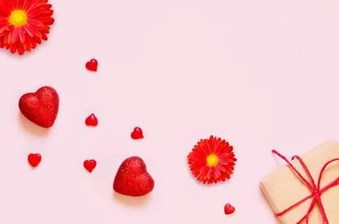 A gift on a pink background with decorations. The concept of the weddings, en Foto stock