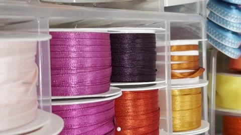 Gift ribbons of different colors in a textile store. Slow motion. Vertical video Vídeos de archivo 250112437