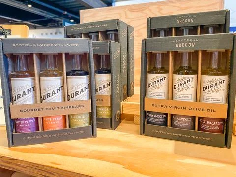 Gift sets of Durant gourmet fruit vinegars and extra virgin olive oil on a .. 스톡 사진