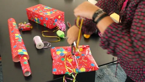 Gift wrapping Vídeos de archivo 8679836