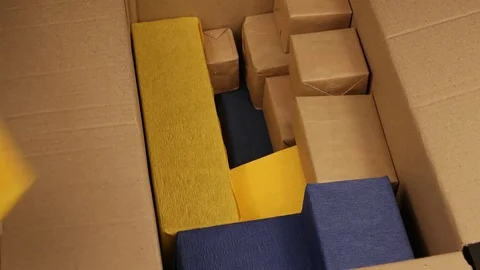 Gift wrapping Vídeo Stock 83803542