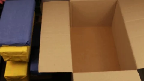 Gift wrapping Vídeo Stock 83803550