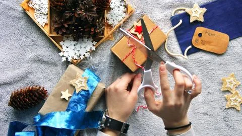 Gift wrapping process. Blue bow. Gifts in craft paper. Festive atmosphere Foto stock