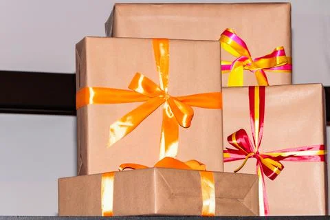 Gift wraps in various sizes, wrapped in kraft paper and with a bow of differe Foto stock