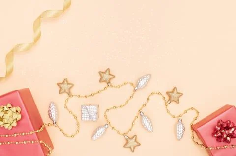 Gifts boxes or presents boxes with red bows, star and ball on golden backgrou Foto stock