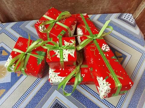 Gifts in wrapping on the table Foto stock