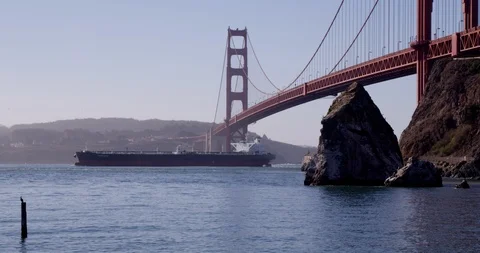 Gigantic cargo ship is going under the Golden Gate Bridge, shot with the Red 库存影片 103446645
