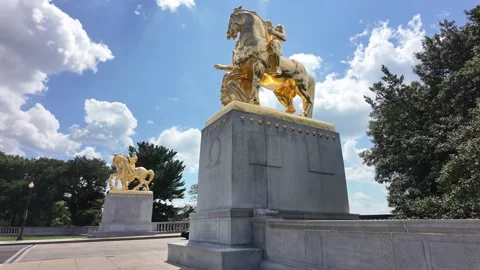 Gilded Arts of War Statues in Washington DC 動画素材 343657858