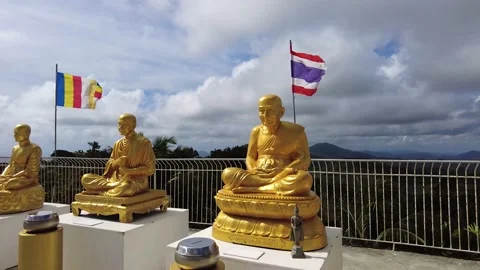 Gilded statues of Buddhist monks at Big Buddha Temple in Phuket 库存影片 207974655