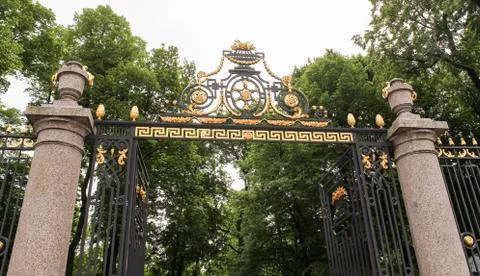 Gilding on forged elements of the gate. Photos