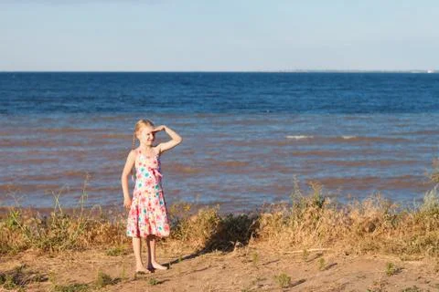 Gilrl looking forward on the seashore Foto stock