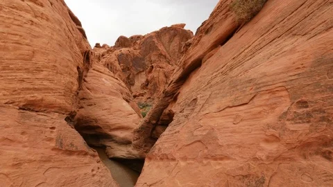 Gimbal back and forth Mouse’s tank in Nevada with water and red rocks Video stock 102149135