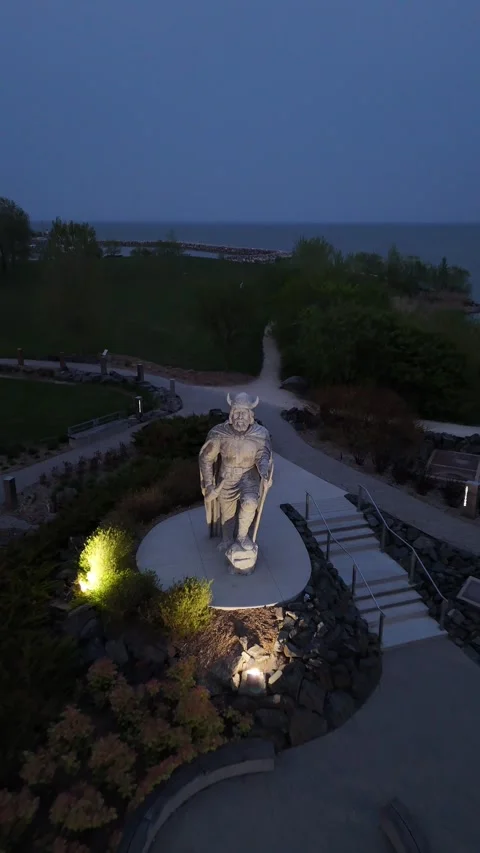 Gimli Viking Statue Vertical Drone Night Aerial Harbour Lake Winnipeg Manitoba Vídeo Stock 331129391