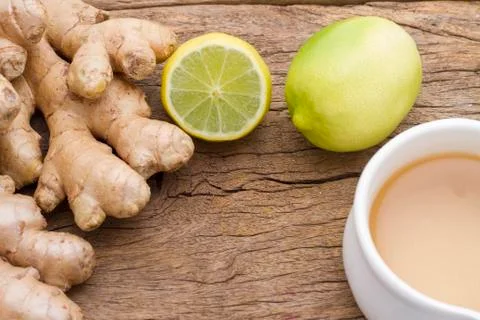 Ginger and lemon on the table seen from above Foto stock