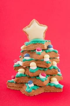 Ginger bread christmas tree Ginger bread christmas tree isolated over red ... Foto stock