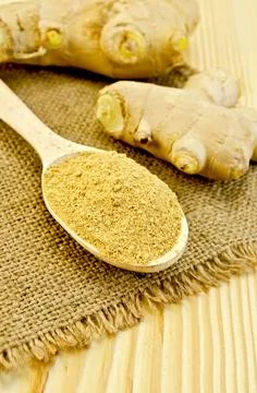 Ginger fresh and dried on sacking Wooden spoon with the powder of ginger, ... Foto stock