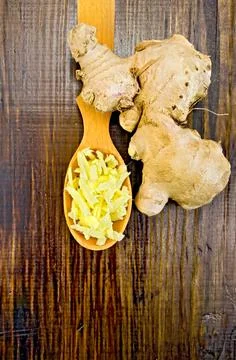 Ginger fresh grated a spoon with root Wooden spoon with grated ginger, gin... Foto stock