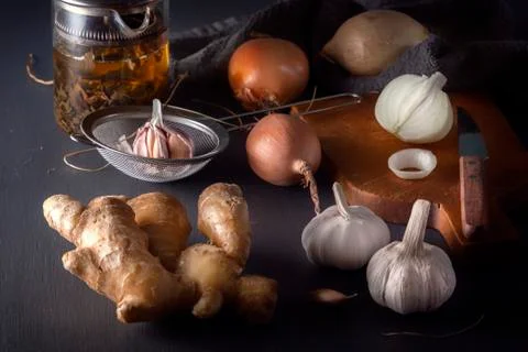 Ginger, garlic, onion - a vegetable mixture and herbal medicinal tea Foto stock