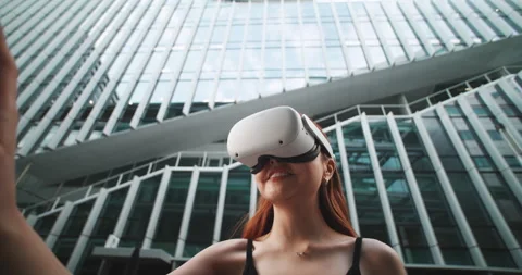 Ginger girl using virtual reality in the city Stock Footage 201679146