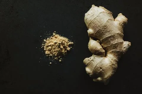 Ginger ground and raw root Stock Photos