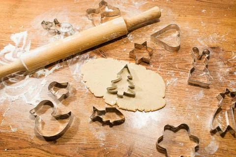Ginger pastry, cookie cutters, rolling-pin Foto stock