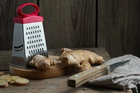 Ginger root and grater on kitchen table. Foto stock