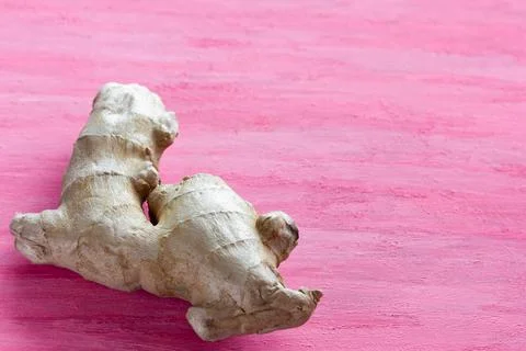 Ginger root on a pink background. Copy space. Foto stock