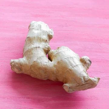 Ginger root on a pink background. Foto stock