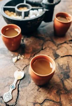 Ginger tea in clay cups  and rustic sugar-bowl on the wooden table Foto stock