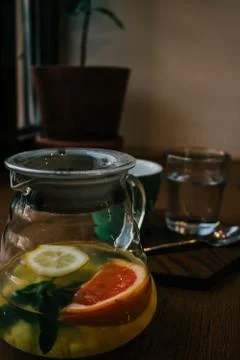 Ginger tea with mint and lemon and grapefruit. Herbal healthy drink in the te Foto stock