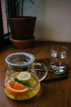 Ginger tea with mint and lemon and grapefruit. Herbal healthy drink in the te Foto stock