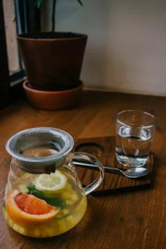 Ginger tea with mint and lemon and grapefruit. Herbal healthy drink in the te Foto stock