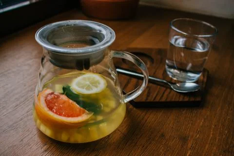 Ginger tea with mint and lemon and grapefruit. Herbal healthy drink in the te Foto stock