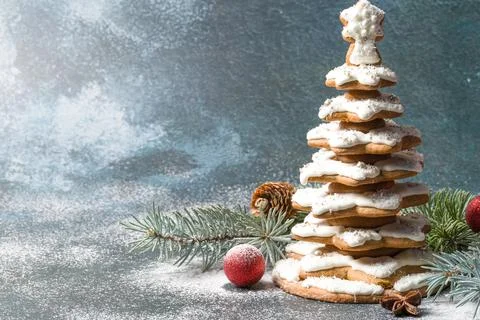 Gingerbread Christmas tree on a festive table. Close-up 库存照片