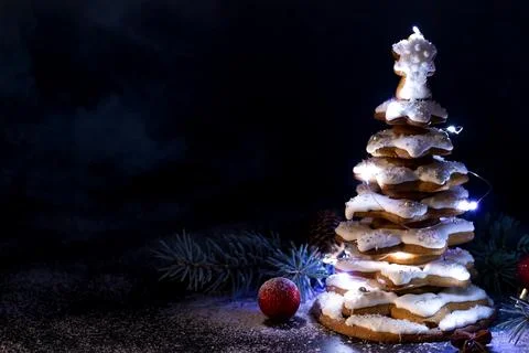 Gingerbread Christmas tree on a festive table. Close-up 스톡 사진