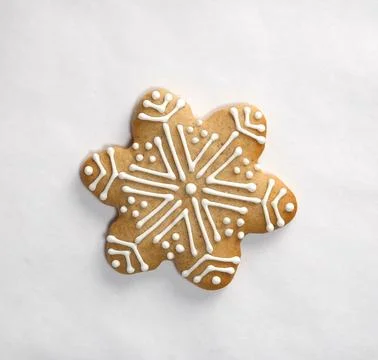 Gingerbread cookie snowflake on white background. Top View. Christmas and H.. Foto stock