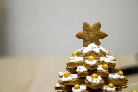 Gingerbread cookie tree decorated with white icing and golden beads. A festive 스톡 사진