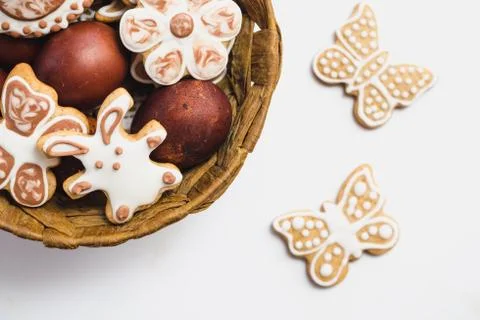 Gingerbread cookies and Easter eggs in a brown wicker basket Stock-Fotos