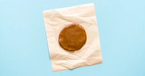 Gingerbread cookies baking process, stop motion. Gingerbread man video recipe Video stock 142168657